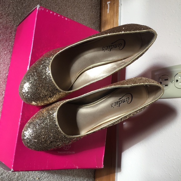Glittery gold round toe pump - Picture 3 of 3